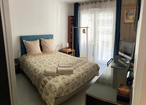 une chambre avec un lit avec des serviettes dessus dans l'établissement Proche Vieux-Port Mucem et plage T2 avec terrasse, à Marseille