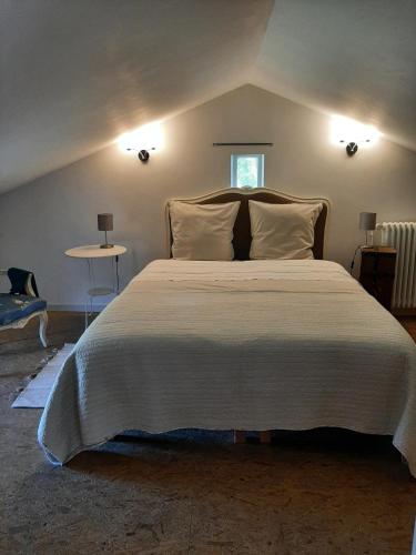 une chambre avec un grand lit et une fenêtre dans l'établissement Gîte atypique Nature La Cabane, à Vieille-Brioude