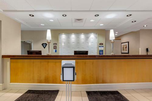 a bar in a waiting room with a counter at Best Western Plus InnTowner Madison in Madison