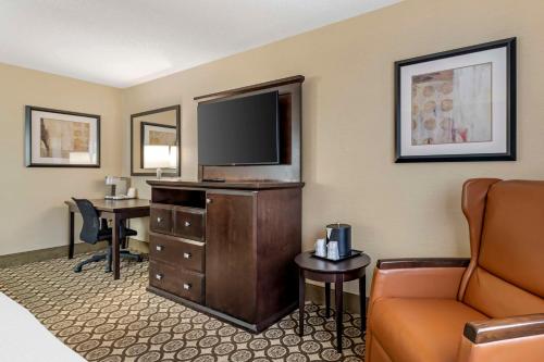a hotel room with a television and a desk at Best Western Plus InnTowner Madison in Madison