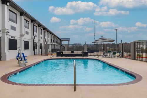 Bazén v ubytování Motel 6-Brenham, TX nebo v jeho okolí