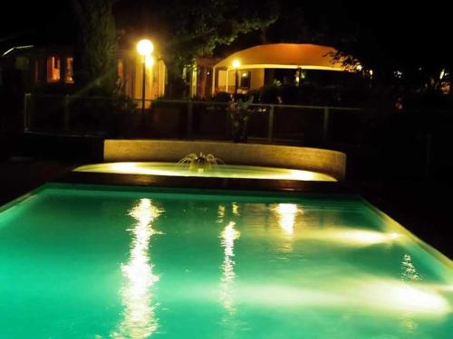 een zwembad met een fontein bij Chalet 3 étoiles - Piscine - ccaibfi in Saint-Jean-du-Gard