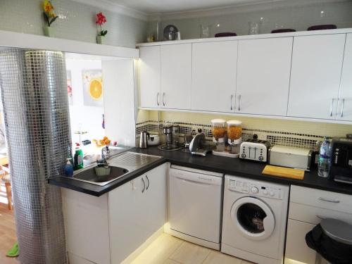 Dapur atau dapur kecil di Rustic Harmony - Edinburgh Airport near, 8mi