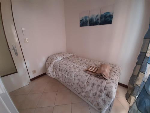 a small room with a bed in the corner at Appartamento Marea in Grado
