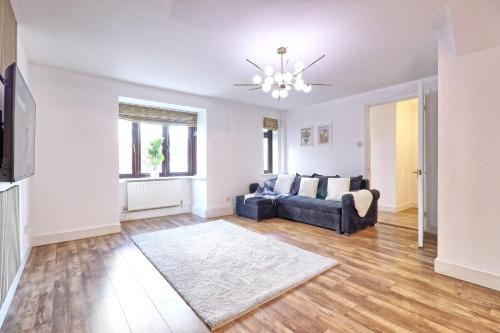 Posezení v ubytování 4br 2bath House With Free Parking In Rivenhall