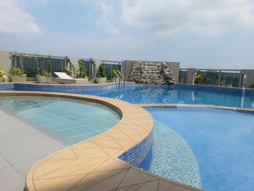 una gran piscina en la parte superior de un edificio en Benin Royal Hotel, en Cotonou