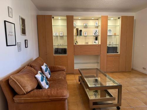 un salon avec un canapé et une table en verre dans l'établissement Charmant 2 pièces parc piscine, à Vence