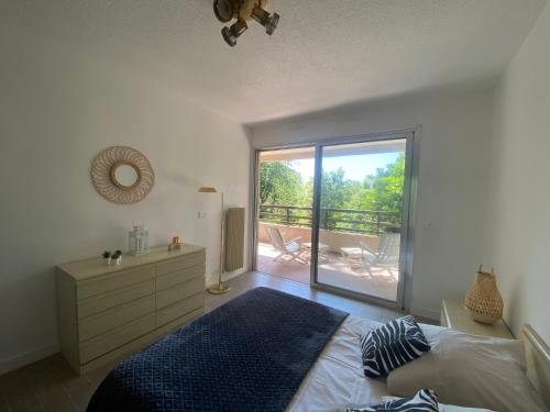 une chambre avec un lit et une vue sur un balcon dans l'établissement Charmant 2 pièces parc piscine, à Vence