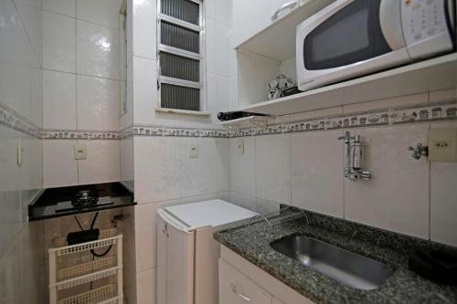 una pequeña cocina con fregadero y microondas en CopaApartamento en Río de Janeiro