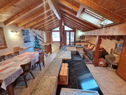 - un salon avec une piscine au milieu dans l'établissement Chalet rénové et original, 8 pers., Valfréjus - FR-1-265-367, à Modane