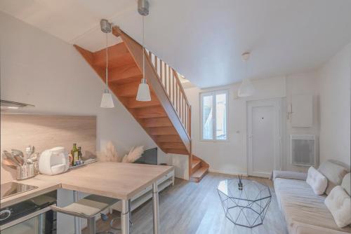 Il comprend une cuisine et un salon avec un escalier. dans l'établissement Duplex hyper center dijon, à Dijon