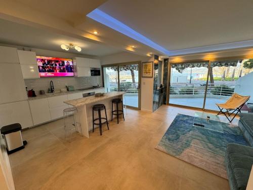 une cuisine et un salon avec un canapé et une table dans l'établissement Le Romance - Palm Beach - Sea View - Wi-Fi - Air Conditioning, à Cannes