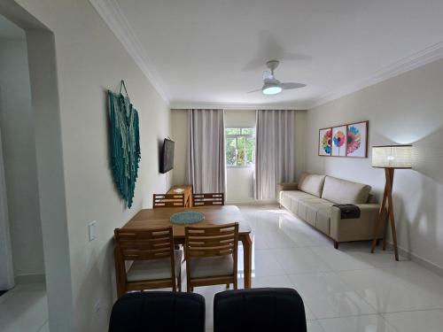a living room with a table and a couch at Maravilhoso dois quartos in Vitória