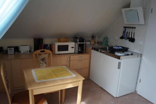Kuchyň nebo kuchyňský kout v ubytování Ferienwohnung Hiddensee