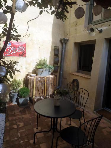 un patio avec une table, des chaises et des plantes dans l'établissement La Casamia, maison avec cour privative, à 2 pas de la Place aux Herbes, à Uzès