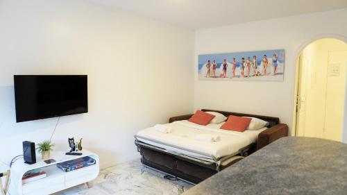 une chambre avec un lit et une télévision à écran plat dans l'établissement Proche Croisette, Exclusivité Congres by Palmazur, à Cannes