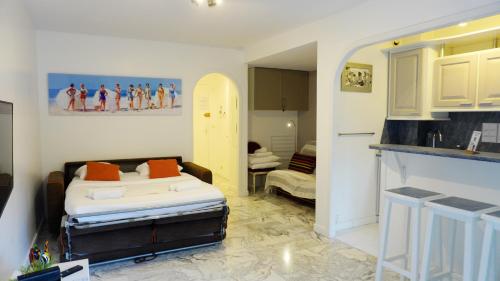 Cet appartement comprend une chambre avec un lit et une chambre avec une cuisine. dans l'établissement Proche Croisette, Exclusivité Congres by Palmazur, à Cannes