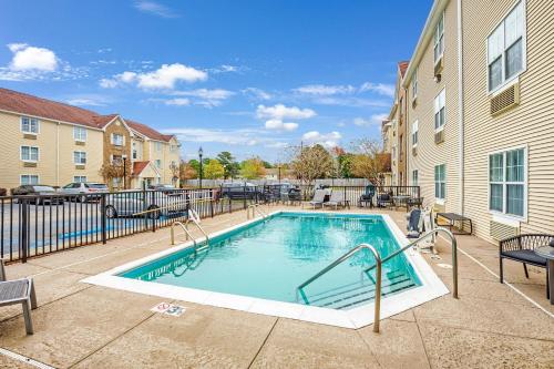 a swimming pool in the middle of a building at TownePlace Suites Mobile in Mobile