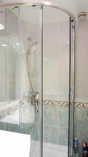 une douche avec une porte vitrée dans une salle de bain dans l'établissement Proche Croisette, Exclusivité Congres by Palmazur, à Cannes