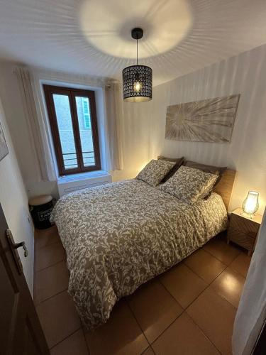 - une chambre avec un lit et une lampe pendant dans l'établissement T2 au cœur de Valbonne Village, à Valbonne