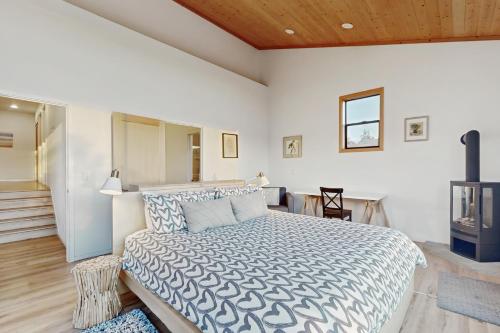 une chambre avec un grand lit dans une pièce dans l'établissement Del Mar Meadow, à Sea Ranch