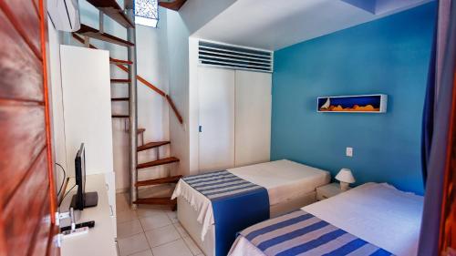 a small room with two beds and a ladder at Bruno Marambaia Charme Hotel in Beberibe