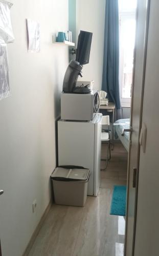 a room with a desk with a computer and a printer at Private Studio Brussels Airport in Brussels