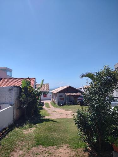 a view of a yard with houses in the background at Casas no Centro Histórico de Garopaba in Garopaba