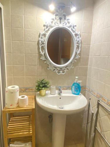 Un baño con un lavabo y un espejo en la pared. en Taorminacentre IN TOWN, en Taormina