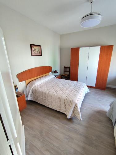 a bedroom with a large bed with a wooden headboard at Casa turística Poncehouse in Tomelloso