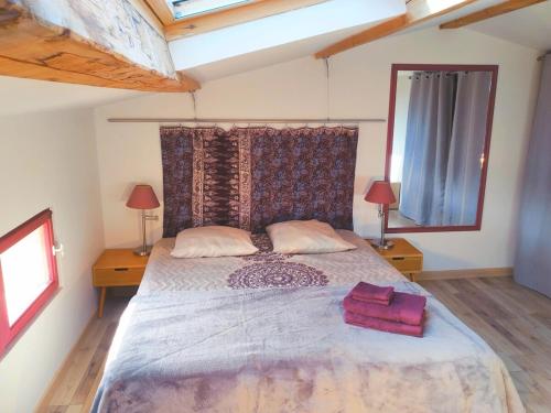 - une chambre avec un grand lit, 2 tables et 2 lampes dans l'établissement Villa Veyriere - Panoramic view, à Valbonne