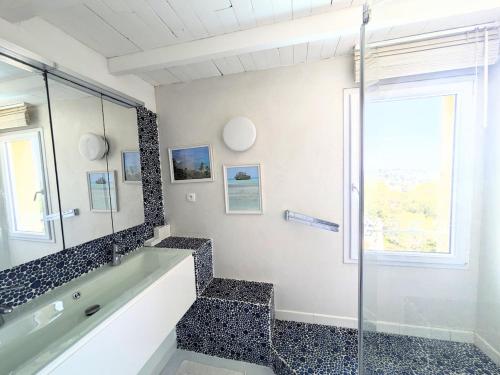 une salle de bain avec baignoire et douche en verre dans l'établissement Villa Veyriere - Panoramic view, à Valbonne