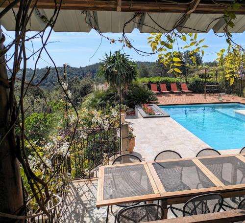 - une vue sur la piscine dotée d'une table et de chaises dans l'établissement Villa Veyriere - Panoramic view, à Valbonne