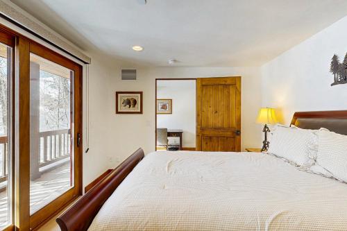 Un dormitorio con una cama grande y una ventana en Luxury Mountain Townhome, en Ketchum