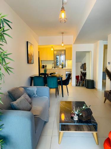 New Modern 2BD aprt with shared rooftop pool B2