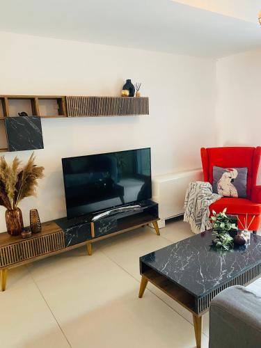 New Modern 2BD aprt with shared rooftop pool B2