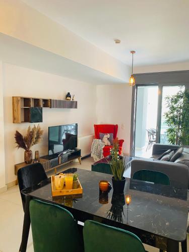 New Modern 2BD aprt with shared rooftop pool B2