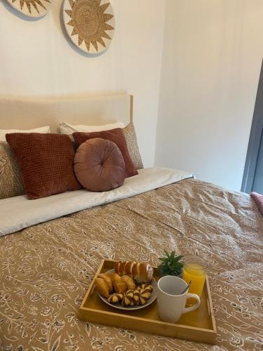 Posteľ alebo postele v izbe v ubytovaní New Modern 2BD aprt with shared rooftop pool B2