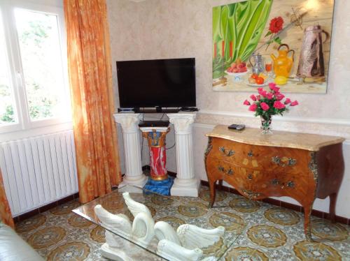 TV a/nebo společenská místnost v ubytování Gîte Au Clair Matin ,la Mure, les passerelles Monteynard