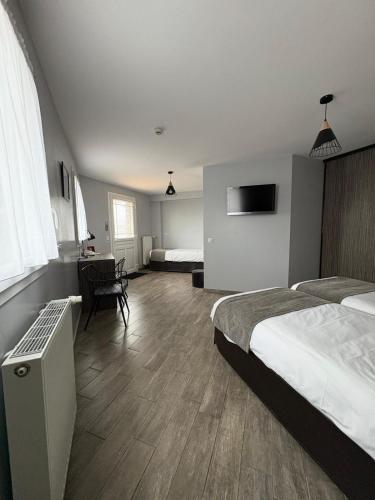 Postel nebo postele na pokoji v ubytování Les Treize Assiettes - Hôtel & Restaurant