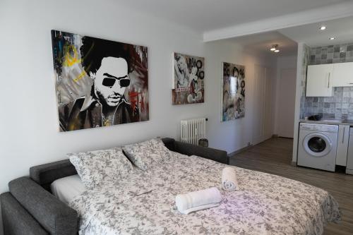 une chambre avec un lit et un salon dans l'établissement Studio moderne proche des plages à Cannes, à Cannes