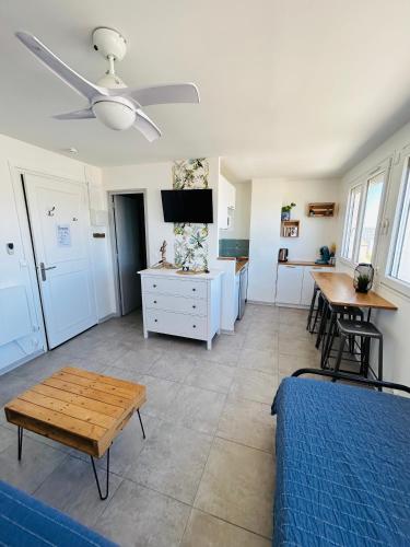 un salon avec un canapé et une table dans l'établissement EStudio 1ère ligne vue mer ,place de parking privée accès a la plage de la résidence 3ème étage, à Palavas-les-Flots