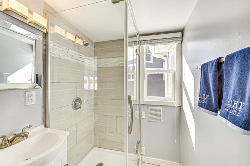 un baño con ducha y lavabo en Lakefront Home with Boat Dock in Benton Harbor!, en Woodland Beach