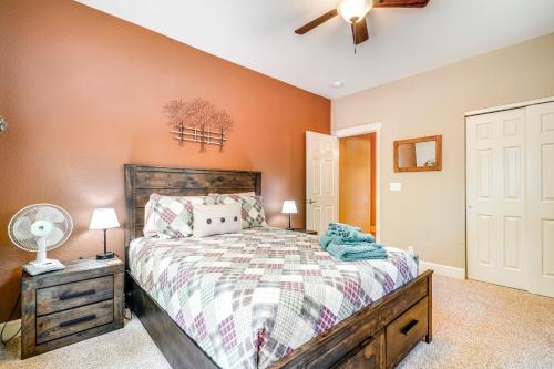 Cama o camas de una habitación en Hike and Explore Graeagle Getaway with Furnished Deck