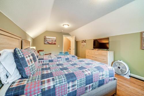 Cama o camas de una habitación en Hike and Explore Graeagle Getaway with Furnished Deck