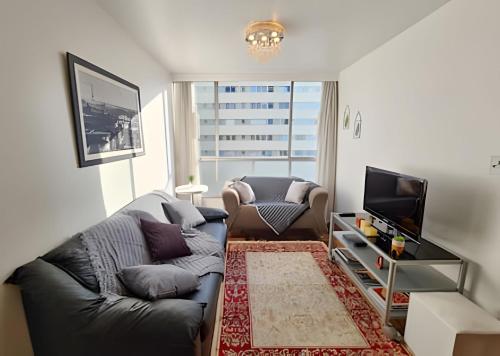 a living room with a couch and a television at Conforto e espaço para família, 3 Quartos, Garagem in Curitiba