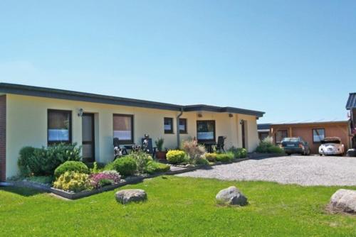 una casa con rocce di fronte a un cortile di "Ferienhof Alte Mühle" M 1 a Bannesdorf