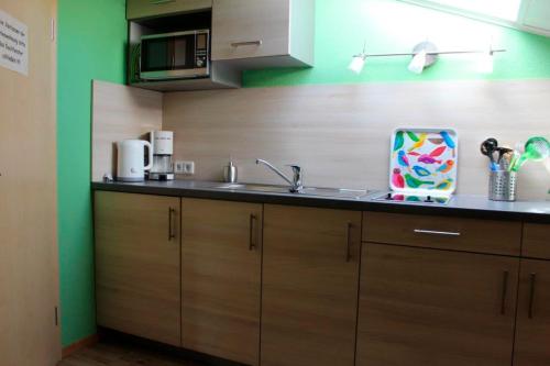 una cucina con un lavello e un piano di lavoro di Ferienwohnung Carstensen Nr2 a Fehmarn