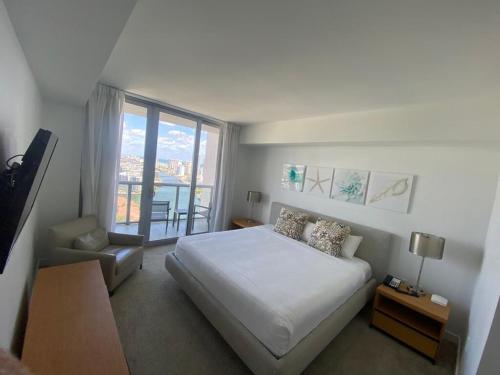 Un pat sau paturi într-o cameră la Miami Beach Cozy 1B with Pool and Beach Service 1506