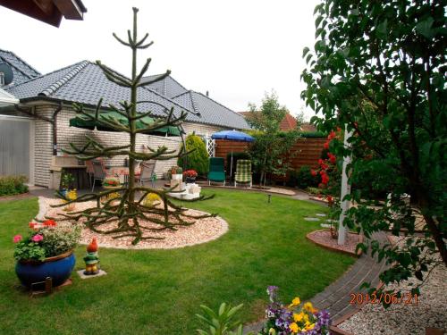 a garden with a tree in the middle of a yard at Privatpension Biker-Stop in Lathen